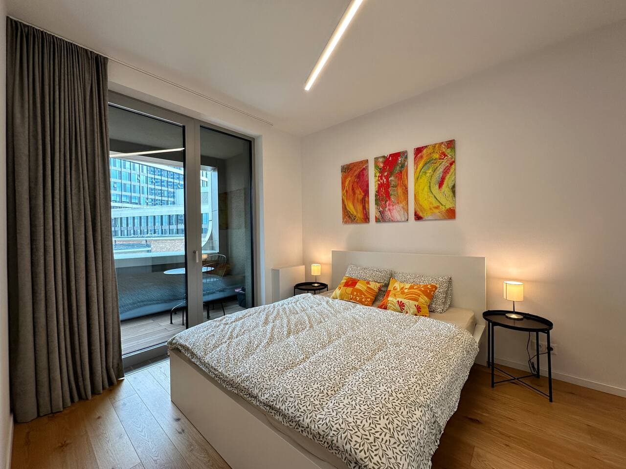 Sky1, Modern Apartm. with Rooftop View (30 floor)