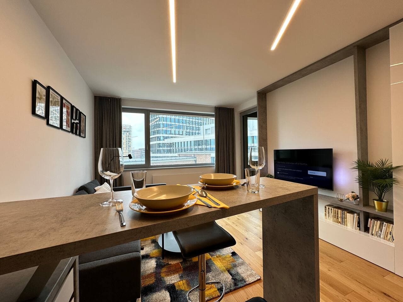 Sky1, Modern Apartm. with Rooftop View (30 floor)