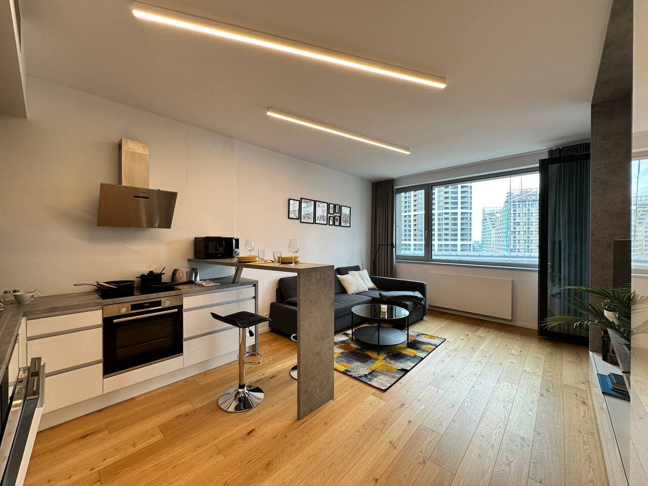 Sky1, Modern Apartm. with Rooftop View (30 floor)