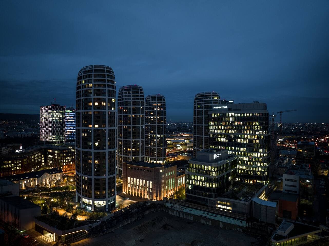 Sky1, Modern Apartm. with Rooftop View (30 floor)