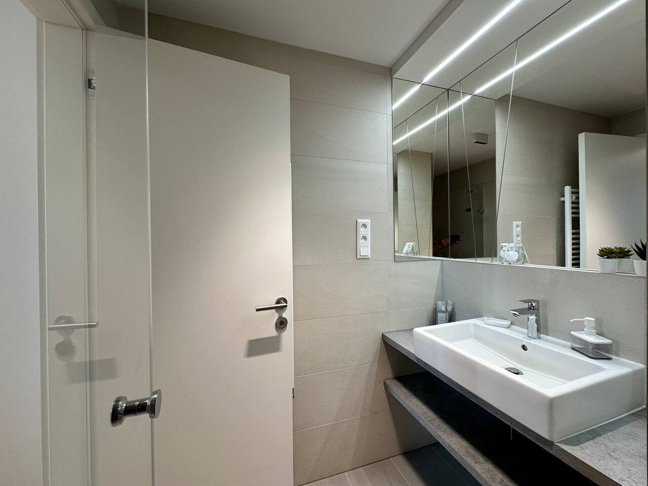 Sky1, Modern Apartm. with Rooftop View (30 floor)