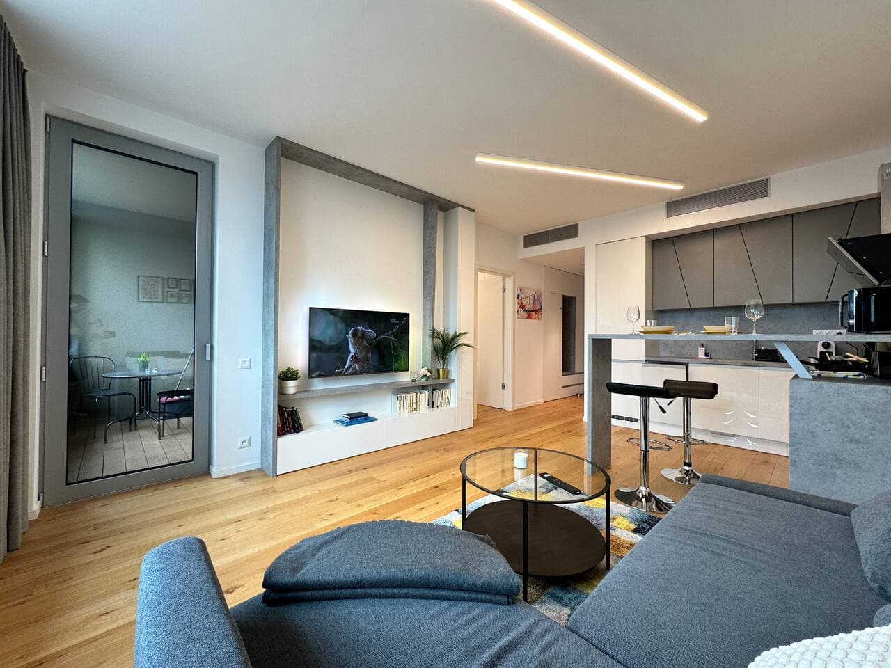 Sky1, Modern Apartm. with Rooftop View (30 floor)