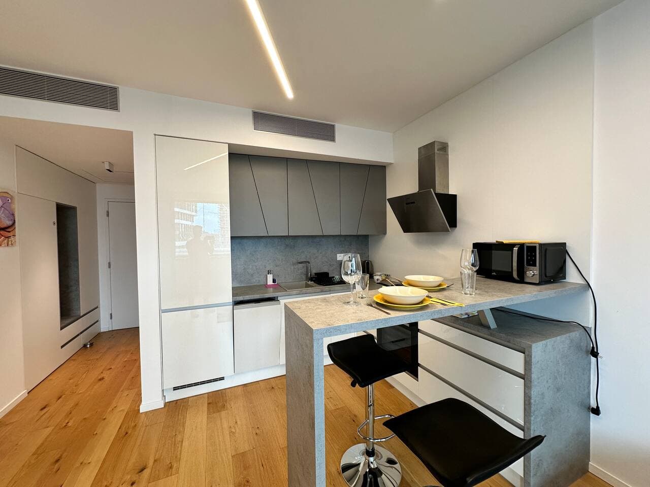 Sky1, Modern Apartm. with Rooftop View (30 floor)