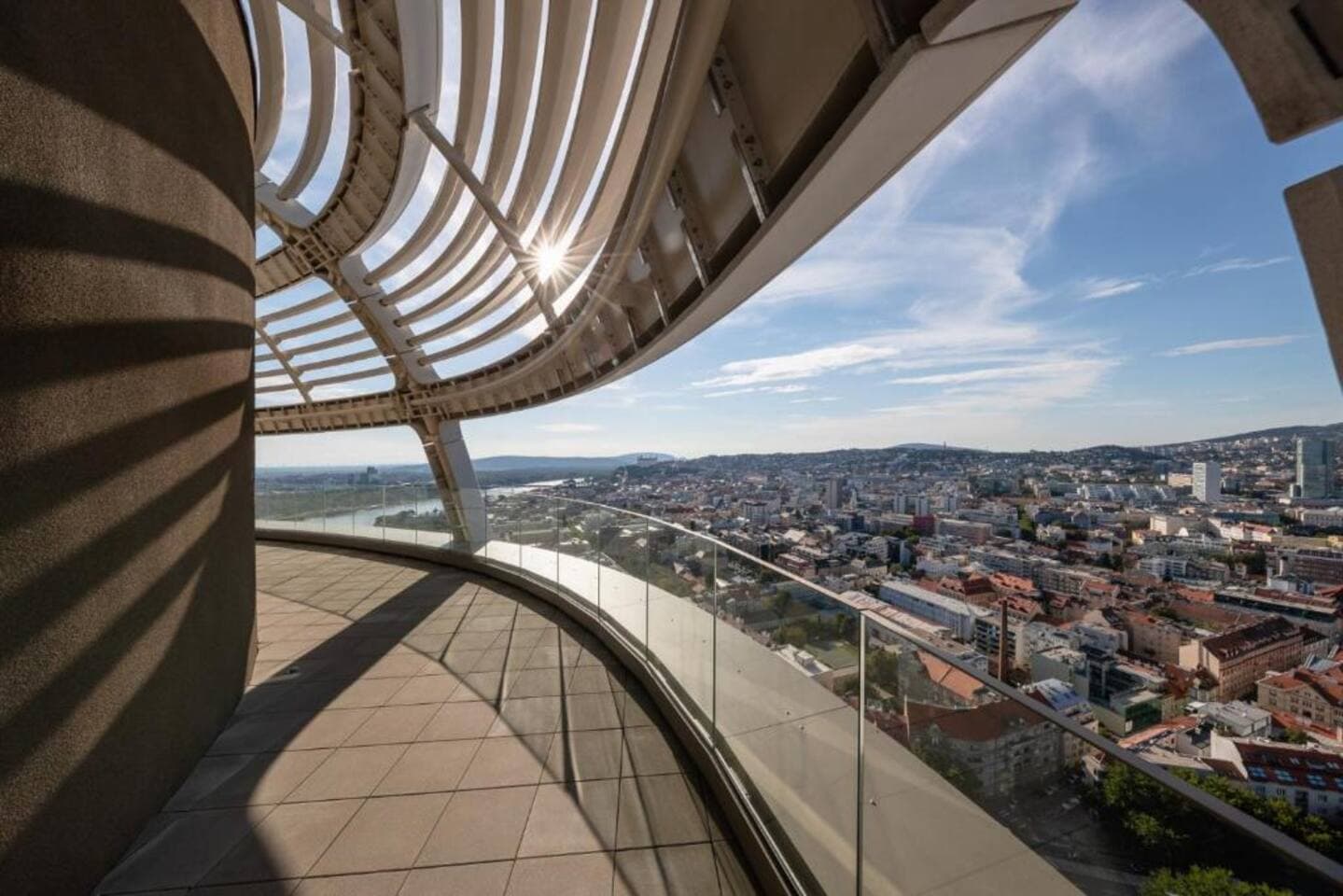 Sky1, Modern Apartm. with Rooftop View (30 floor)