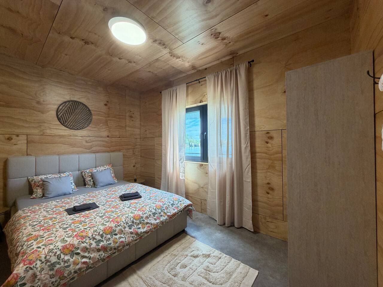 BRAND NEW, WiFi, AC, sundeck, wide view, BBQ 