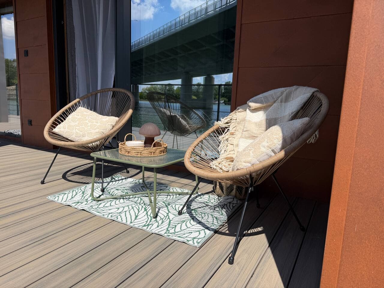 BRAND NEW, WiFi, AC, sundeck, wide view, BBQ 