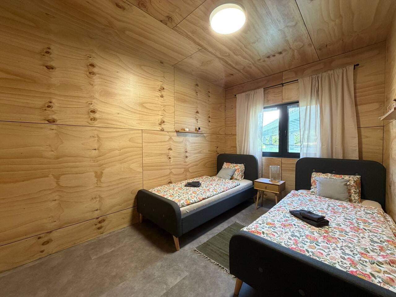 BRAND NEW, WiFi, AC, sundeck, wide view, BBQ 