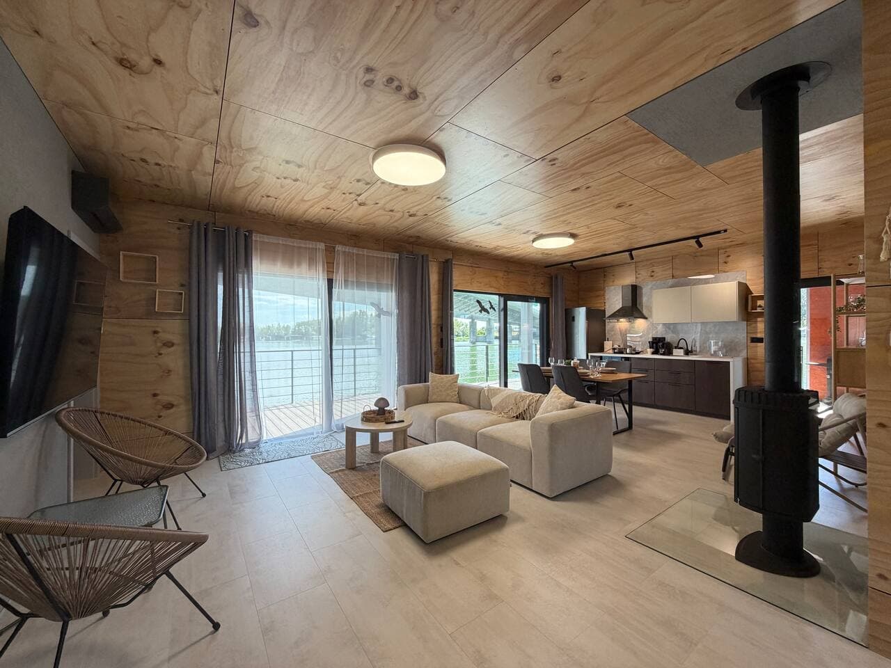 BRAND NEW, WiFi, AC, sundeck, wide view, BBQ 