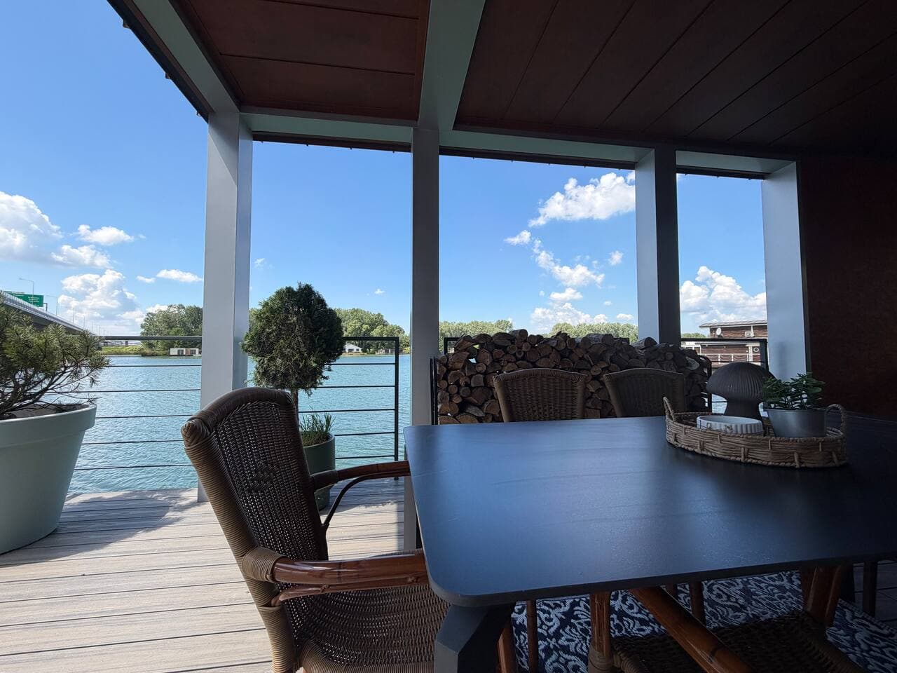 BRAND NEW, WiFi, AC, sundeck, wide view, BBQ 