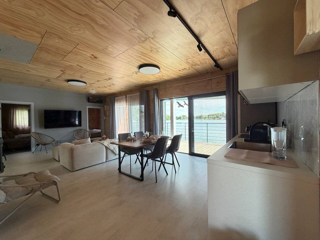 BRAND NEW, WiFi, AC, sundeck, wide view, BBQ 