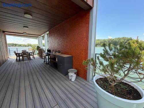 BRAND NEW, WiFi, AC, sundeck, wide view, BBQ 