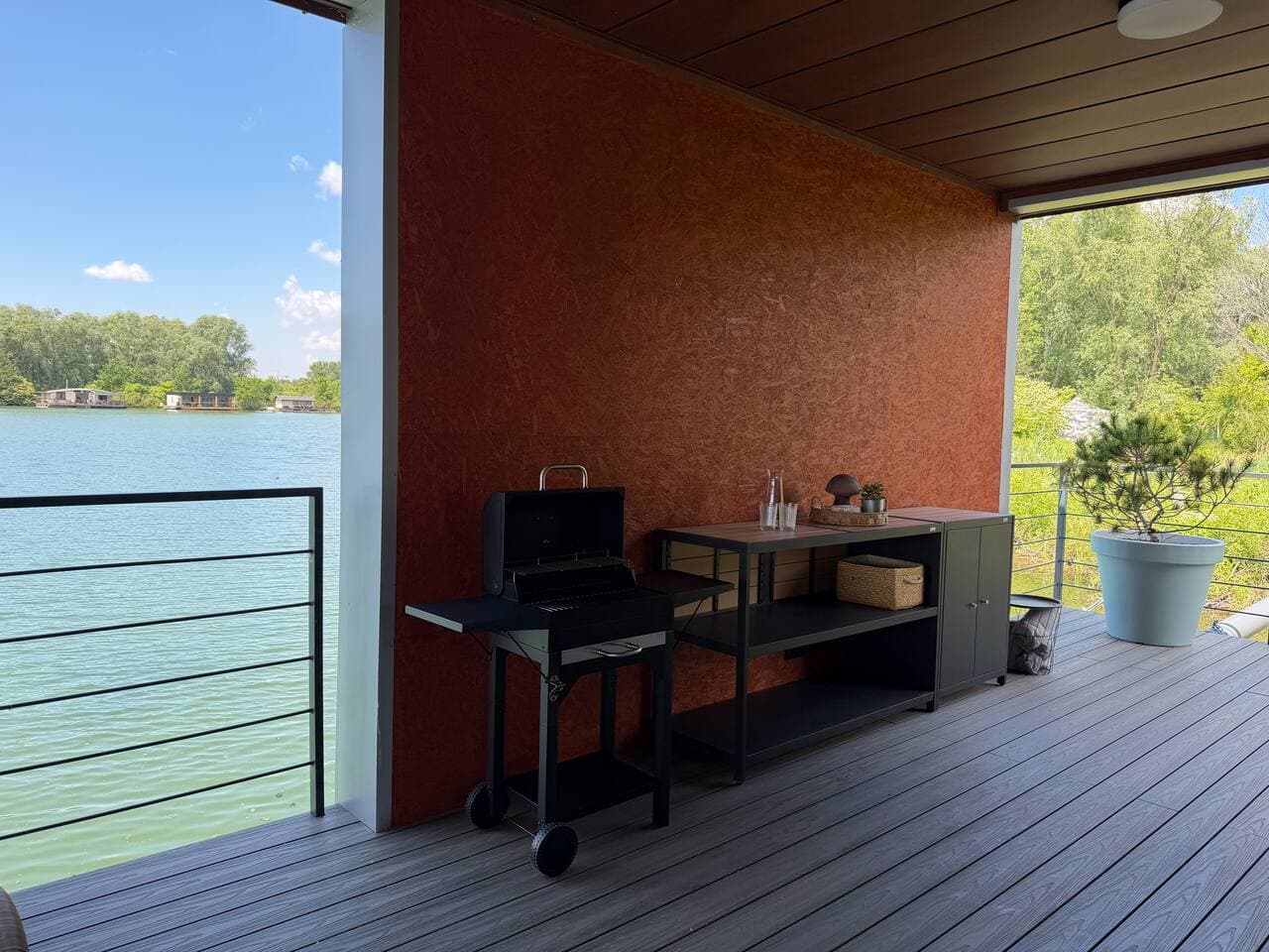 BRAND NEW, WiFi, AC, sundeck, wide view, BBQ 