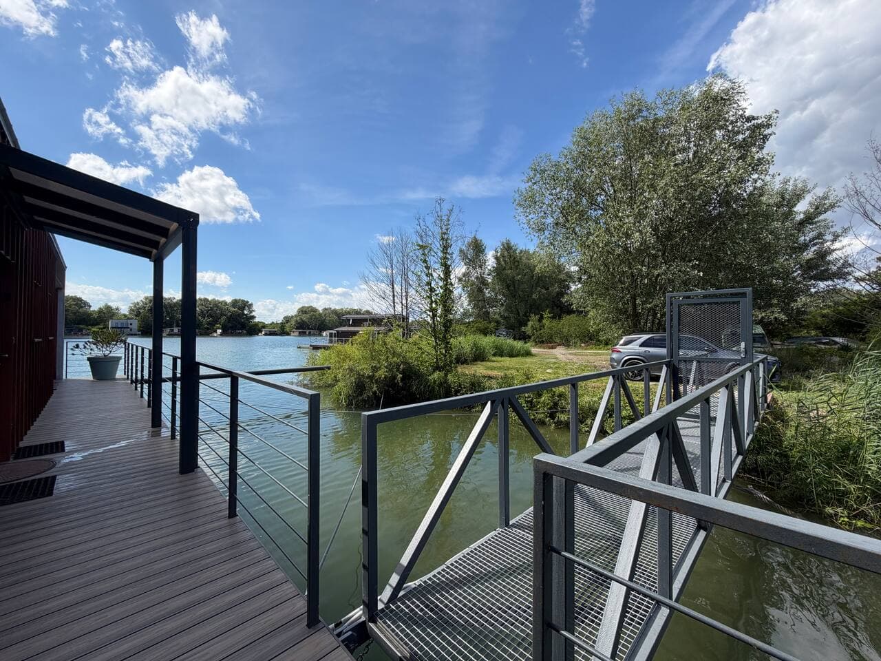 BRAND NEW, WiFi, AC, sundeck, wide view, BBQ 
