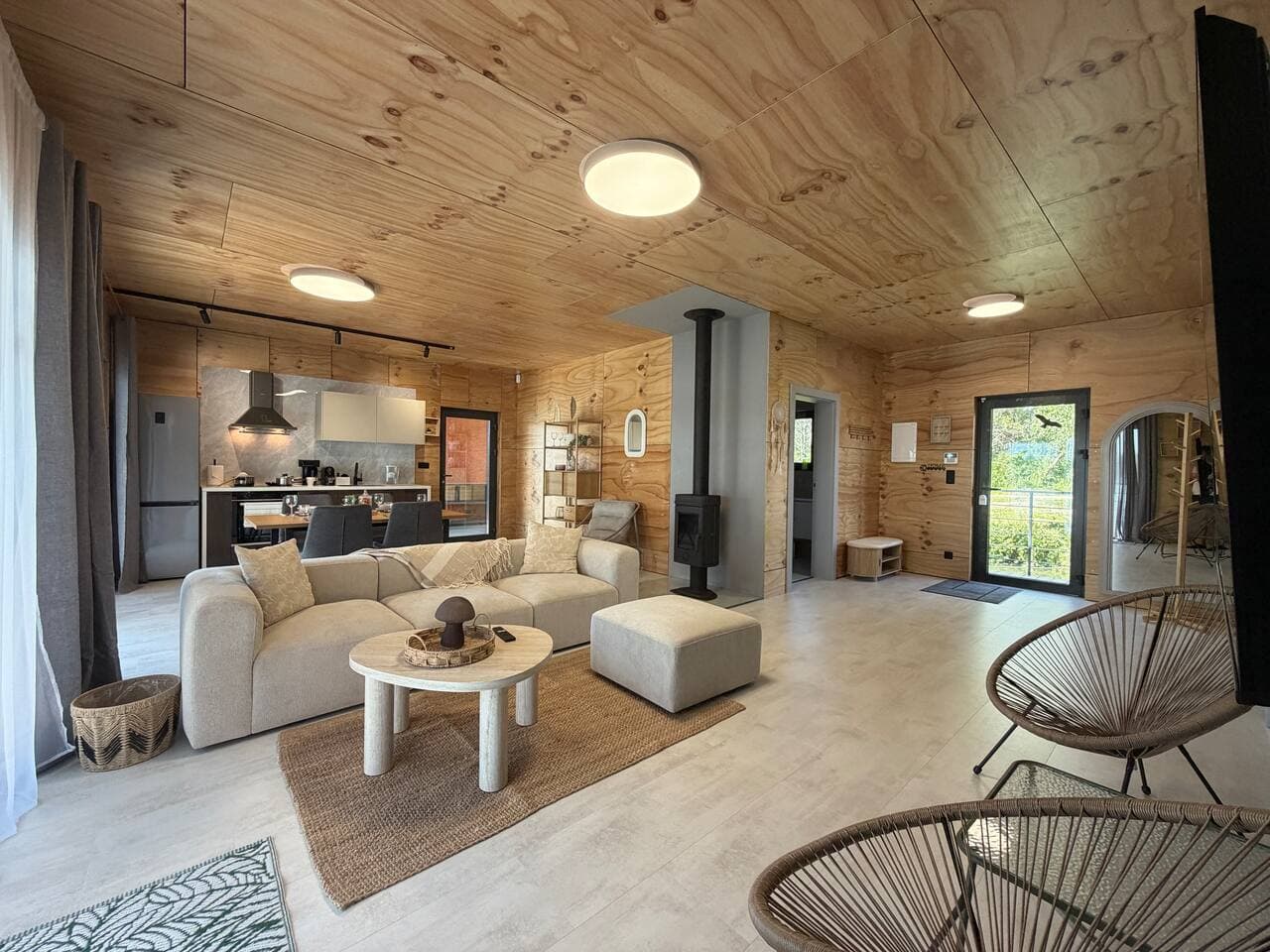 BRAND NEW, WiFi, AC, sundeck, wide view, BBQ 