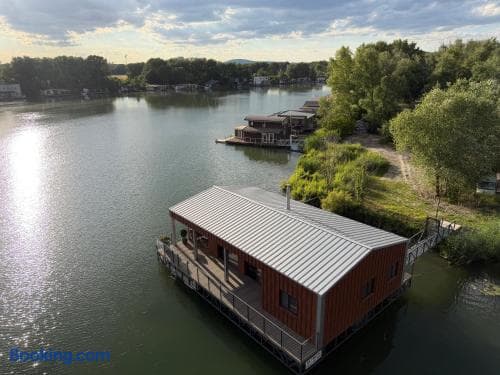 BRAND NEW, WiFi, AC, sundeck, wide view, BBQ 