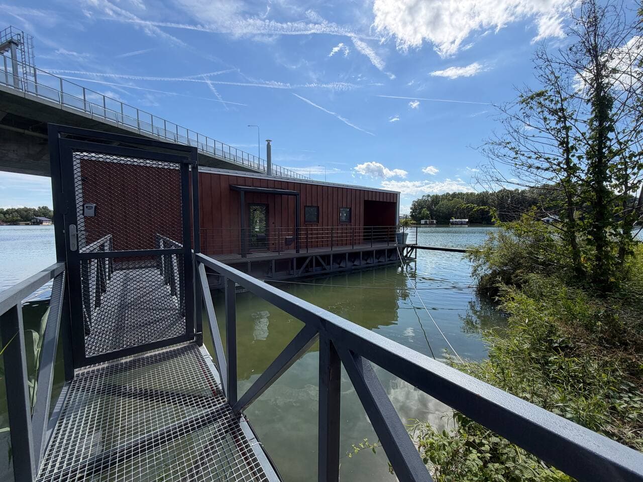 BRAND NEW, WiFi, AC, sundeck, wide view, BBQ 