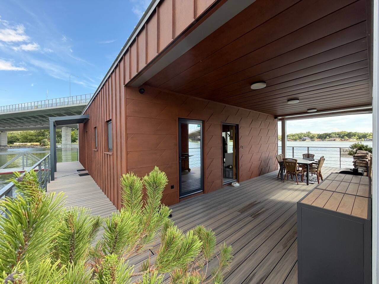 BRAND NEW, WiFi, AC, sundeck, wide view, BBQ 
